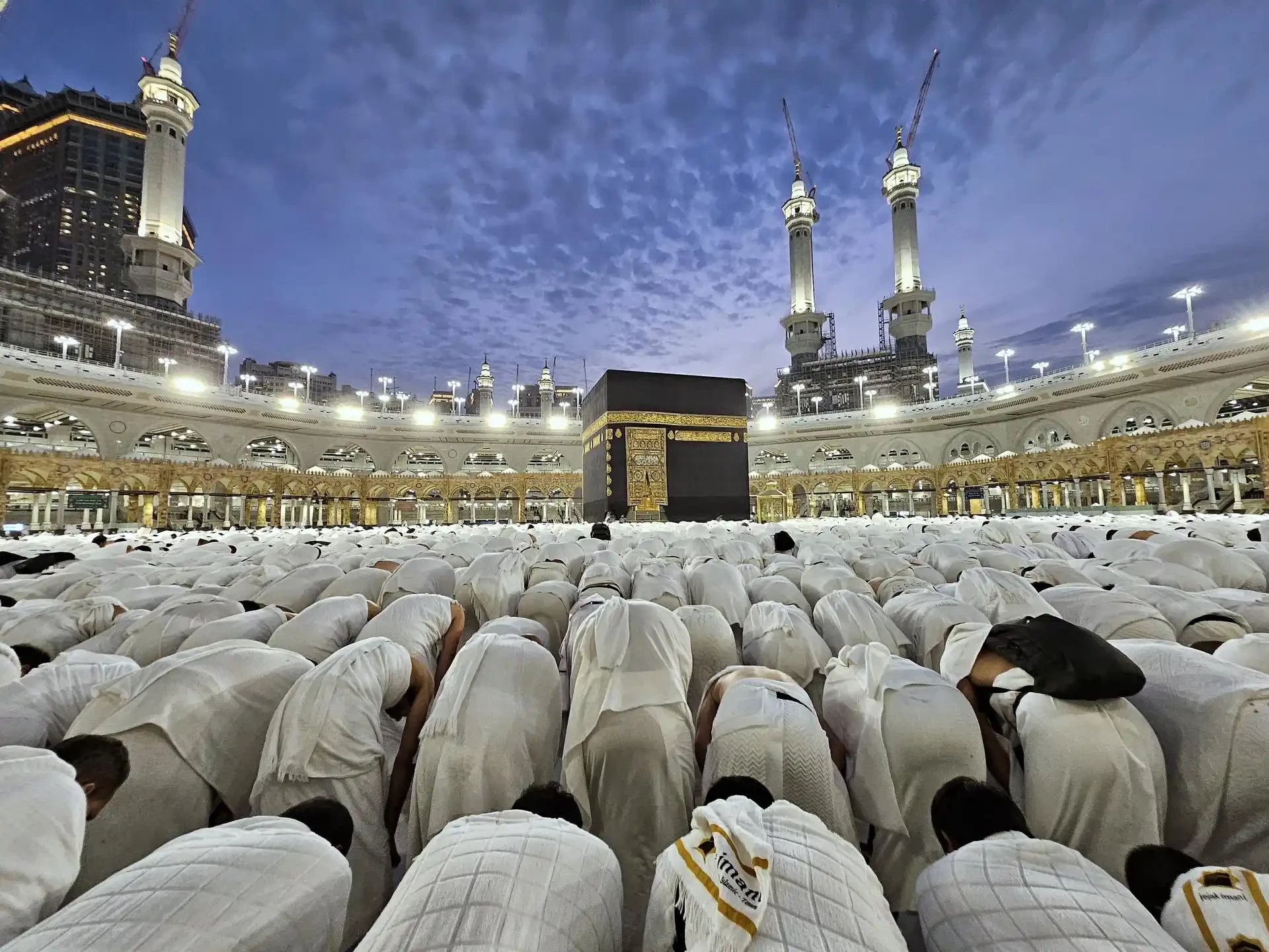 Sholat Depan Ka'bah, Arah Pandang Sholat ke Ka'bah Atau Tempat Sujud?